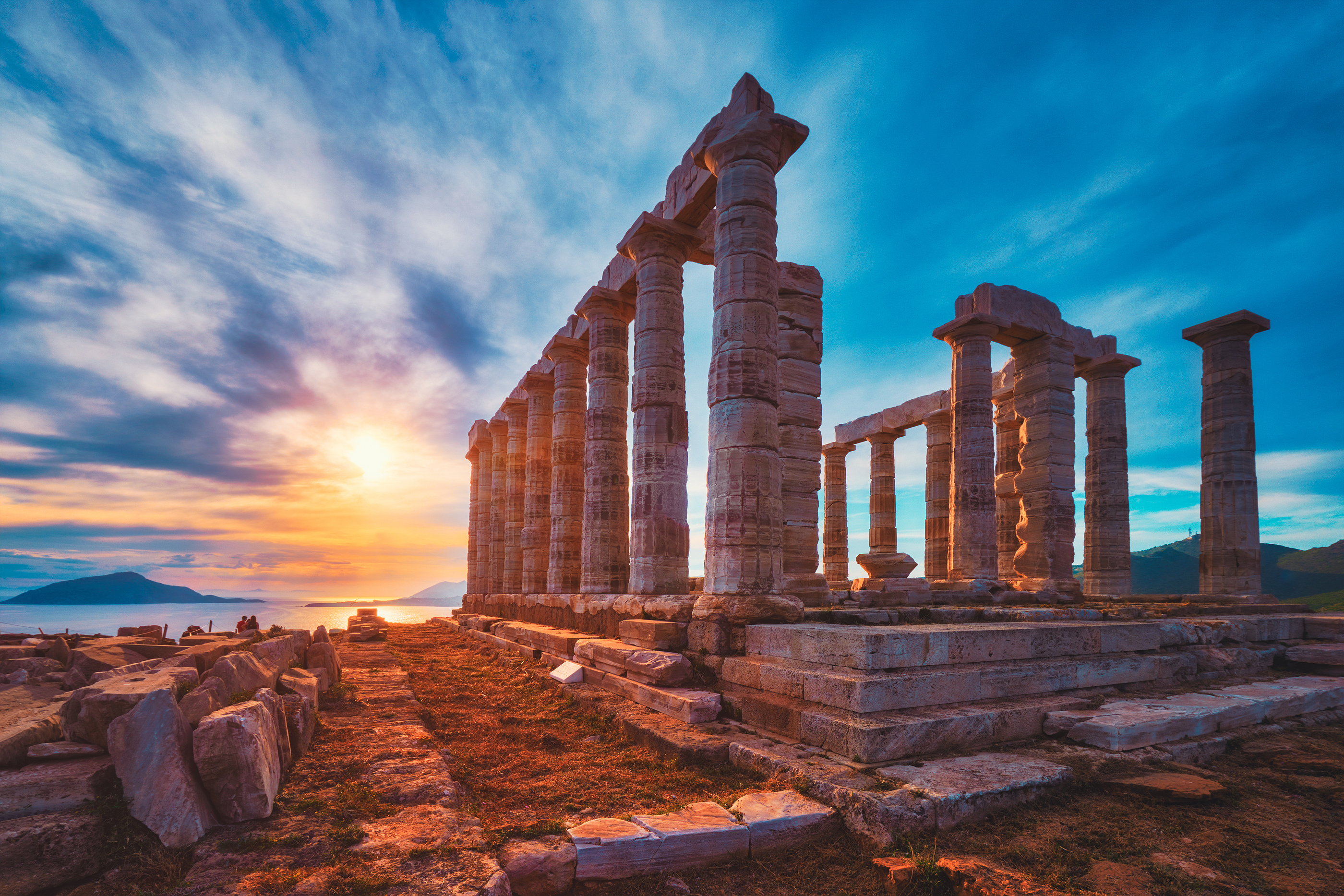 Sunset at Temple of Poseidon in Cape Sounion is one of the most romantic things to do in Athens. 
