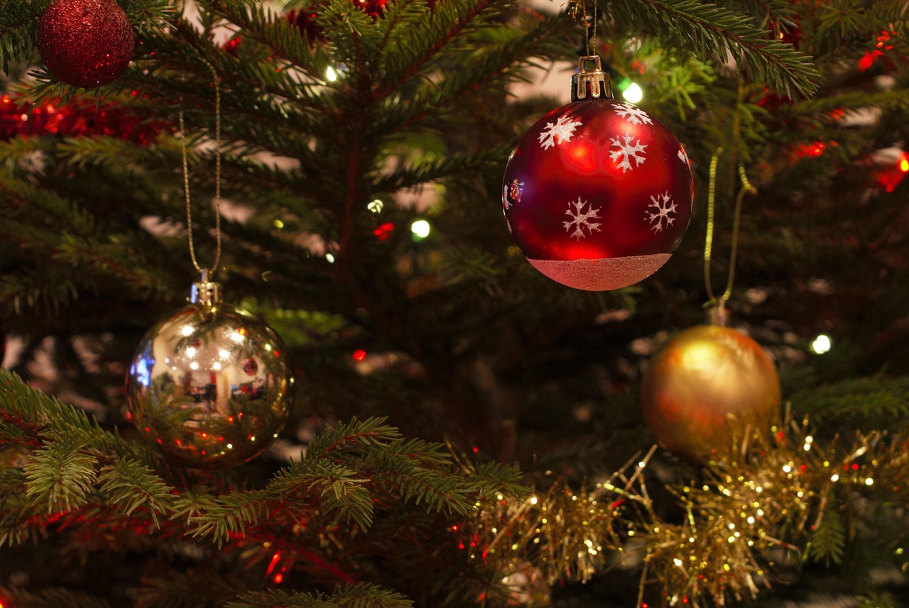 christmas-baubles-1078996_1280.jpg
